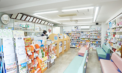 かぜ薬、ビタミン剤、漢方薬など豊富な品揃えの店内。