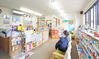 広い店内。相談コーナーもあります。漢方薬も各種取り揃えております。