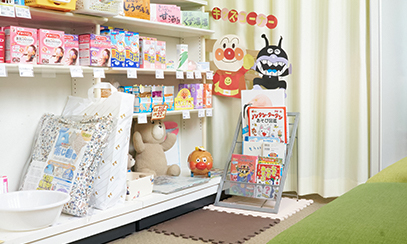 お子さんとお待ちいただけるようキッズコーナーがあります。